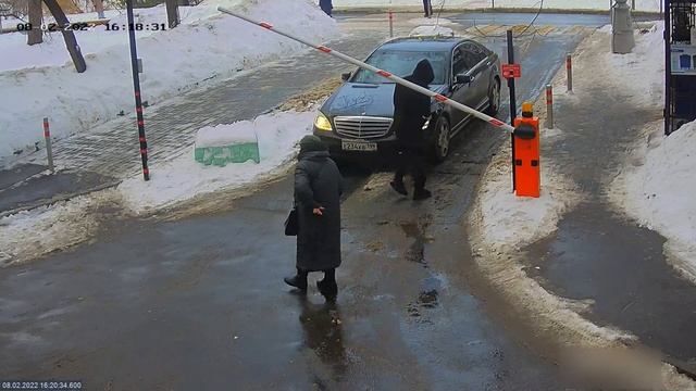 Шлагбаум не устоял перед Сережей во второй раз / Е234ХВ199 смотреть онлайн