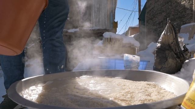 Приготовил сочного барана на вертеле для односельчан и команды Хабиба смотреть онлайн