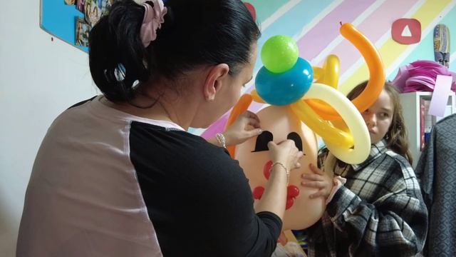 Делаем глаза из винила для клоуна из воздушных шаров смотреть онлайн