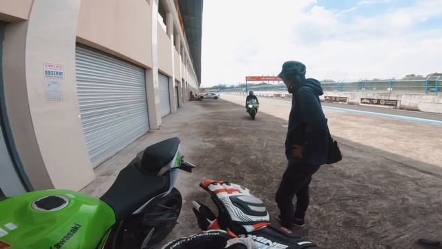 ZX6-R RACE TRACK CRASH | ZX10R Vs ZX6R | KAWASAKI BIG BIKES
