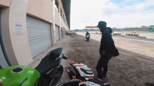 ZX6-R RACE TRACK CRASH | ZX10R vs ZX6R | KAWASAKI BIG BIKES