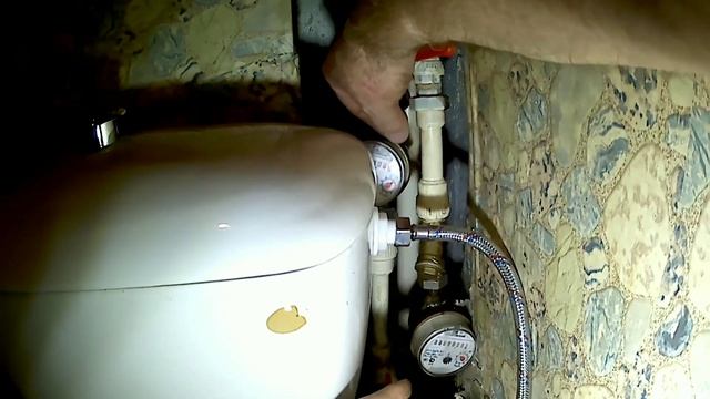 Течет вода из-под накидной гайки водяного счётчика... смотреть онлайн