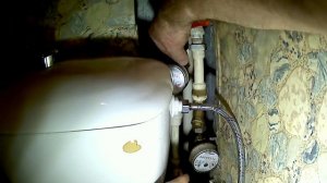 Течет вода из-под накидной гайки водяного счётчика...