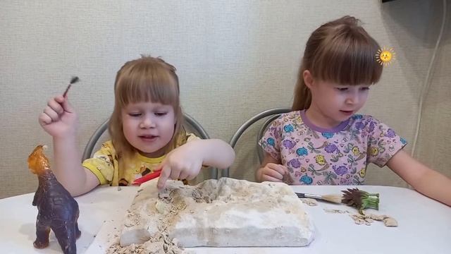 Ника и Ксюша раскопали кости Тираннозавра!! Динозаврики смотреть онлайн