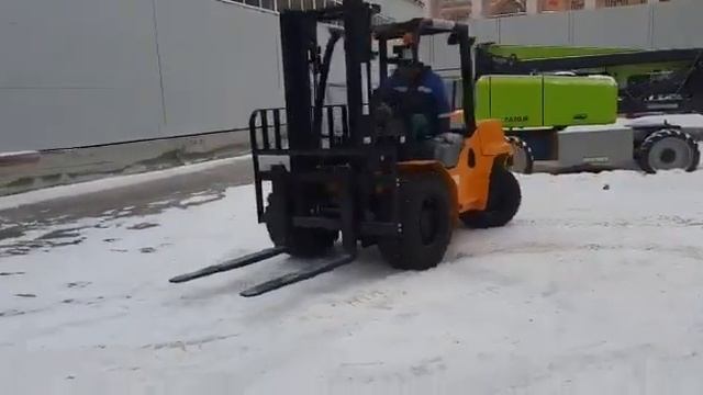 Автопогрузчик Aurora Forklift R4D35-B3 (MF), 4*4, дизельный внедорожный смотреть онлайн