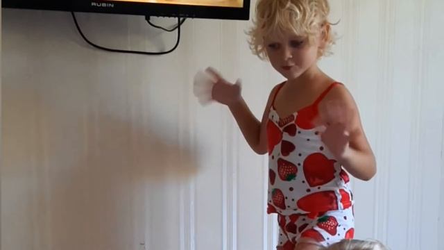 Танцы каждый день. Каролина и Ариана очень любят танцевать. Строим домик из одеял смотреть онлайн