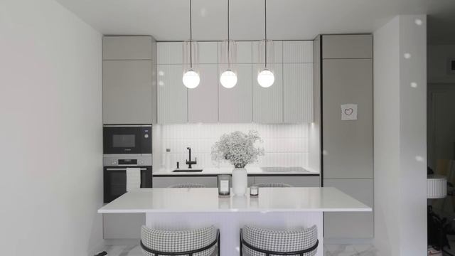 Светлая квартира — белый лист, с которого можно начать | Рум-тур от Кристины Кругловой | Оранж парк смотреть онлайн