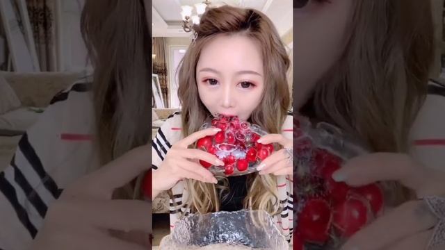 МУКБАНГ Замороженный ЛУК АСМР | Как китайцы едят замороженный лед! Невероятная ЕДА смотреть онлайн