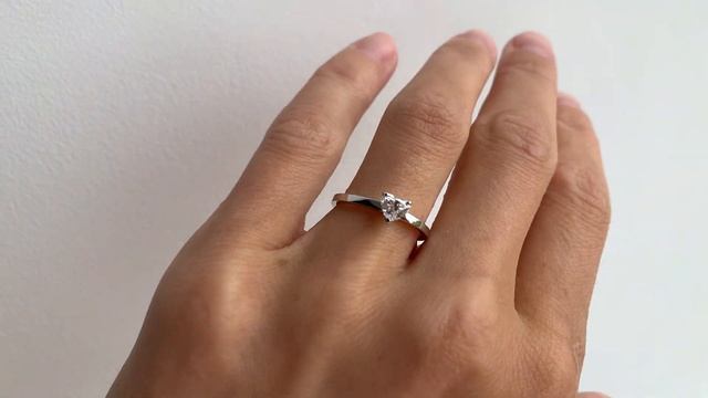 Кольцо с бриллиантом огранки Сердце от PIERRE