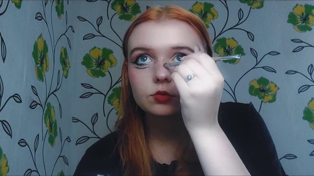 человек делает макияж, но у него не выходит. смотреть онлайн