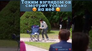 Таким взглядом он смотрит только на неё / Дорама: Мой странный отец