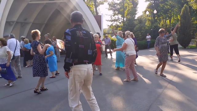 НАДЕЖДА, ВЕРА И ЛЮБОВЬ!🕺💃🌷/ТАНЦЫ В ПАРКЕ ГОРЬКОГО ХАРЬКОВ 2021 смотреть онлайн
