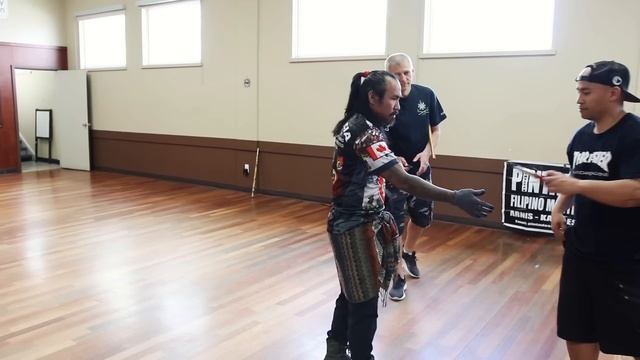 KNIFE DEFENSE! Filipino Martial Artist VS Grappler смотреть онлайн