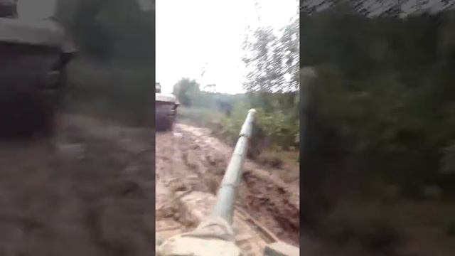 Вытащили из ямы. Танк т-72 б3 (Головеньки) смотреть онлайн