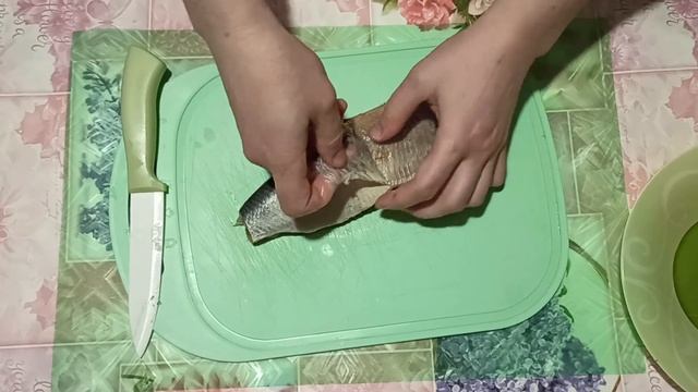 Как быстро разделать селедку на филе | Как просто отделить селедку от костей | Закуска смотреть онлайн