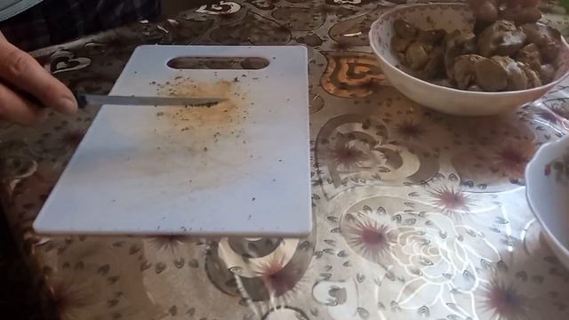 Салат из куриной печени с морковью, луком и соленым огурцом. смотреть онлайн