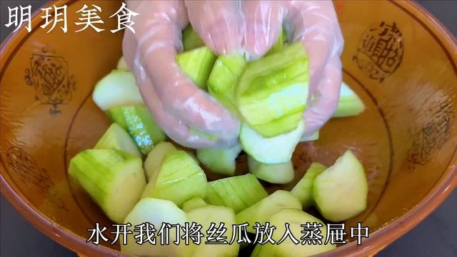 今天才知道，炒絲瓜一定不要直接下鍋，多加2步，絲瓜不發黑不出水，顏色翠綠超好吃， fried loofah,not black,color emerald green,tasty смотреть онлайн