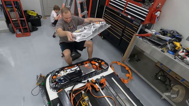 Replacing the Pyro Fuse and Charge terminal on the Tesla Battery EP.02 смотреть онлайн