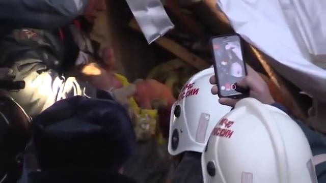 Как достают ребенка смотреть онлайн