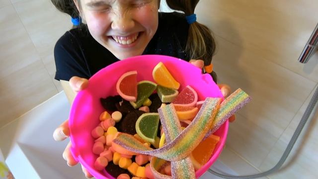 Эми и Ники веселые соревнования с m&m's и челлендж Волшебный душ смотреть онлайн