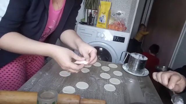 Утро порадовало снегом. Готовим вареники с творогом, картошкой. Плацынды из вытяжного теста. смотреть онлайн