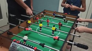 играем в настольный футбол