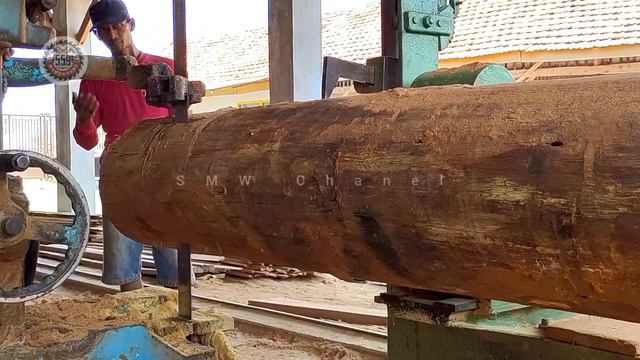 Bandsaw Blade Breaks Off || Doomsday-Like Situation || #Sawmill смотреть онлайн