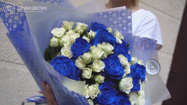 Букет cиних и белых роз Сноу Флейк смотреть онлайн