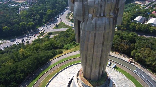 Родина Мать съемка квадрокоптера Mi Drone 4K.