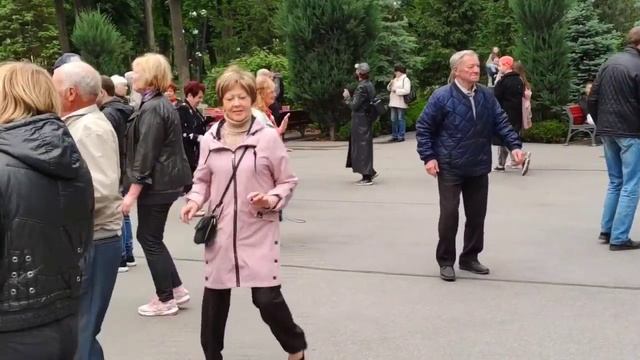 Девочка в платье ? из ситца Танцы ??? в парке Горького Июнь 2021 Харьков смотреть онлайн