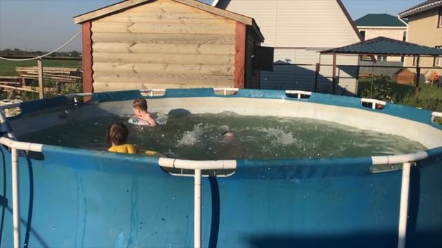 Дети в каркасном бассейне. Открываем купальный сезон. смотреть онлайн