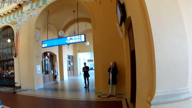 на входе в Пражский жд вокзал смотреть онлайн
