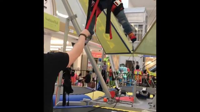 Action Time Spider-Man jumping Saturday fun at the Mall ) смотреть онлайн