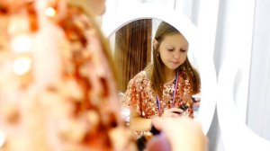 АМЕЛЬКА ЗВЕЗДА! Девочки помогают ей подготовится к Конкурсы Красоты!