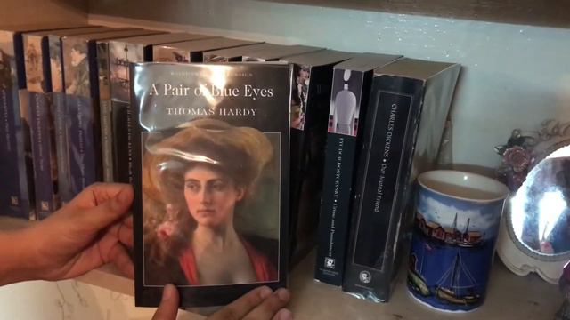 My friend’s Book Shelf Tour 😍 смотреть онлайн