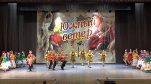 Танец   " Ярмарка" исполняет хореографический коллектив "Сюрприз"