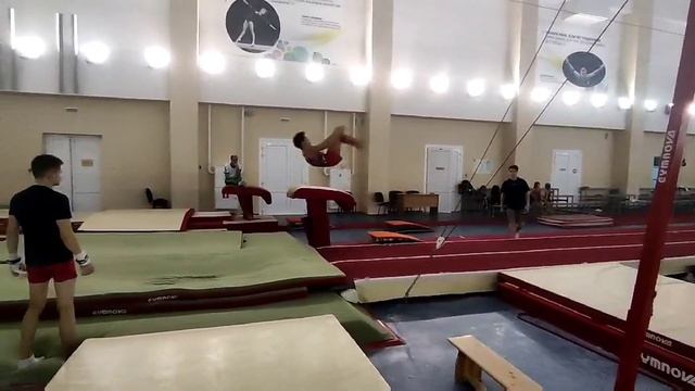 Связка рондат + фляк + двойное сальто назад. A bunch of rondat + flask + double backflip. смотреть онлайн