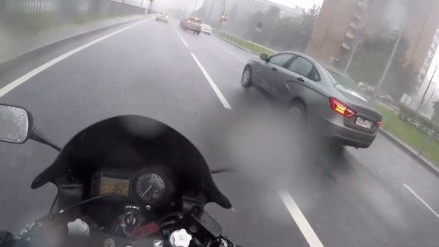 Попал под ливень на мотоцикле без дождевика. смотреть онлайн