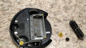 Обслуживание робота-пылесоса IRobot Roomba.