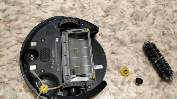 Обслуживание робота-пылесоса IRobot Roomba.