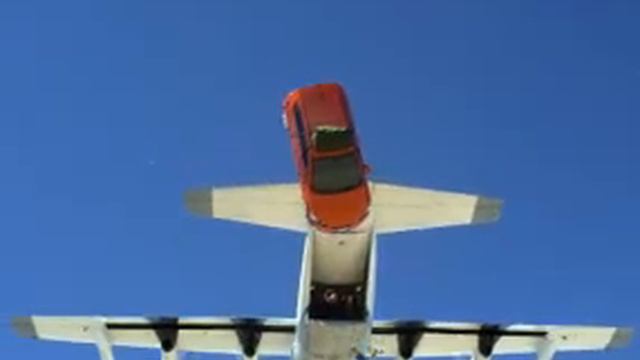 Сумасшедший прыжок с парашютом на Шевроле смотреть онлайн