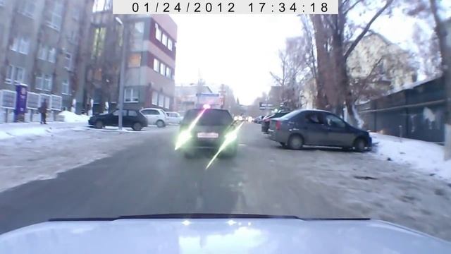 Едет с постоянно горящими фарами заднего хода смотреть онлайн