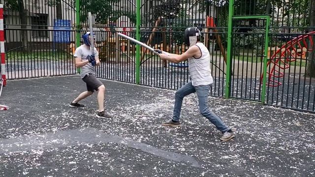 Урок фехтования катаной. Кендзюцу. Спарринг на длинных мечах на улице смотреть онлайн
