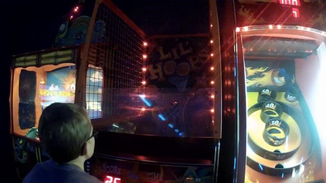 #10 Landon playing at the arcade! смотреть онлайн