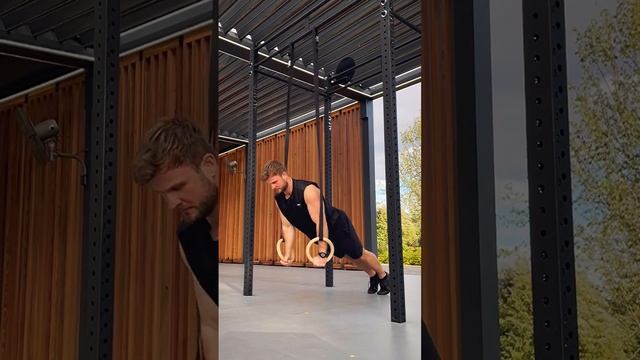 Отжимания в упоре на нижних кольцах или петлях TRX смотреть онлайн