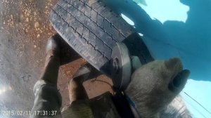 Корректируем протектор шин болгаркой.