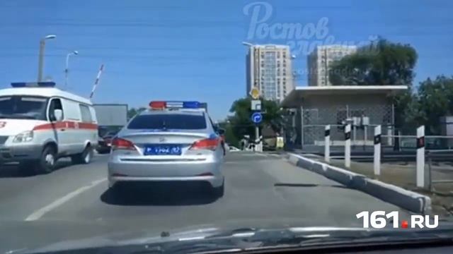 Сотрудник дорожной полиции нарушает ПДД смотреть онлайн