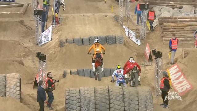 HUGE SUPERENDURO CRASH | HAAKER vs BŁAŻUSIAK | Superenduro Spain 2019 | BURNOUT смотреть онлайн