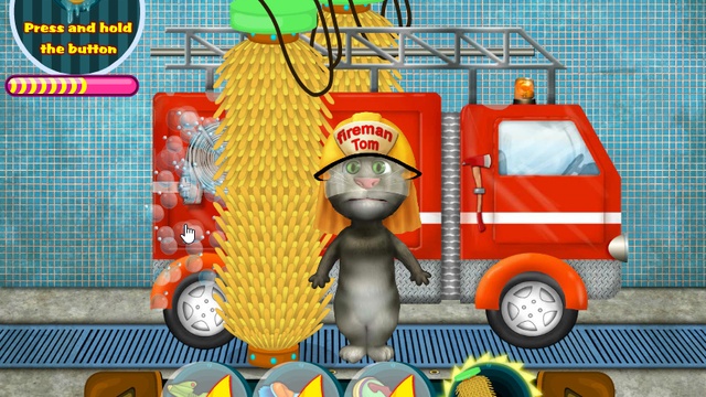 Том моет пожарную машину. Для мальчиков.