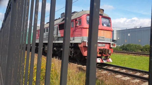 ДМ62 1737 с грузовым поездом смотреть онлайн